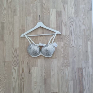 Bh - Paljetter på kupor, slät baktill. Oanvänd, prislapö sitter kvar.