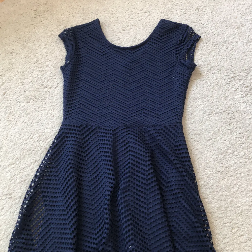Fin mörkblå klänning  Oanvänd och säljs för att den är för liten. Klänningar.
