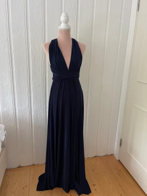 Balklänning  - Säljer min balklänning jag hade när jag tog studenten och jag älskar den. Säljer enbart om det kommer ett bra bud. Toppskick och fantastisk passform. Justerbara band och kan knytas på olika sätt. (Visar enbart två här) 