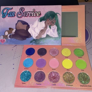 Fan service smink palette glitter ögonskugga  - Smink palette som jag bara har swatchat. Den är ifrån mochapbeauty och köpte den för 300kr. Dom säljer inte denna längre så svår att få tag på 