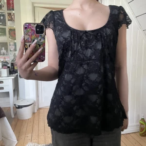 Lace fest topp - Säljer då den tyvärr är för stor för mig! Alla priser är + frakt<3