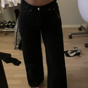 Jeans - Svarta jeans från weekday, modell Ace. 