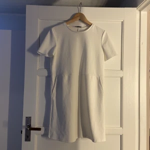 vit klänning  - vit klänning med fickor! Använd en gång. 