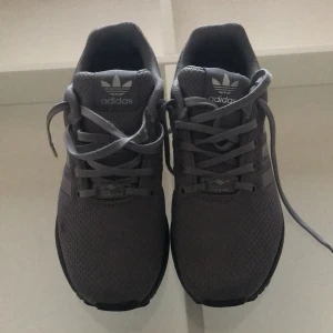 Adidas skor  - Jag säljer de för de e för småa för mig och vill att non annan ska kunna ha på sig de de e helt nya köpte de i jd.