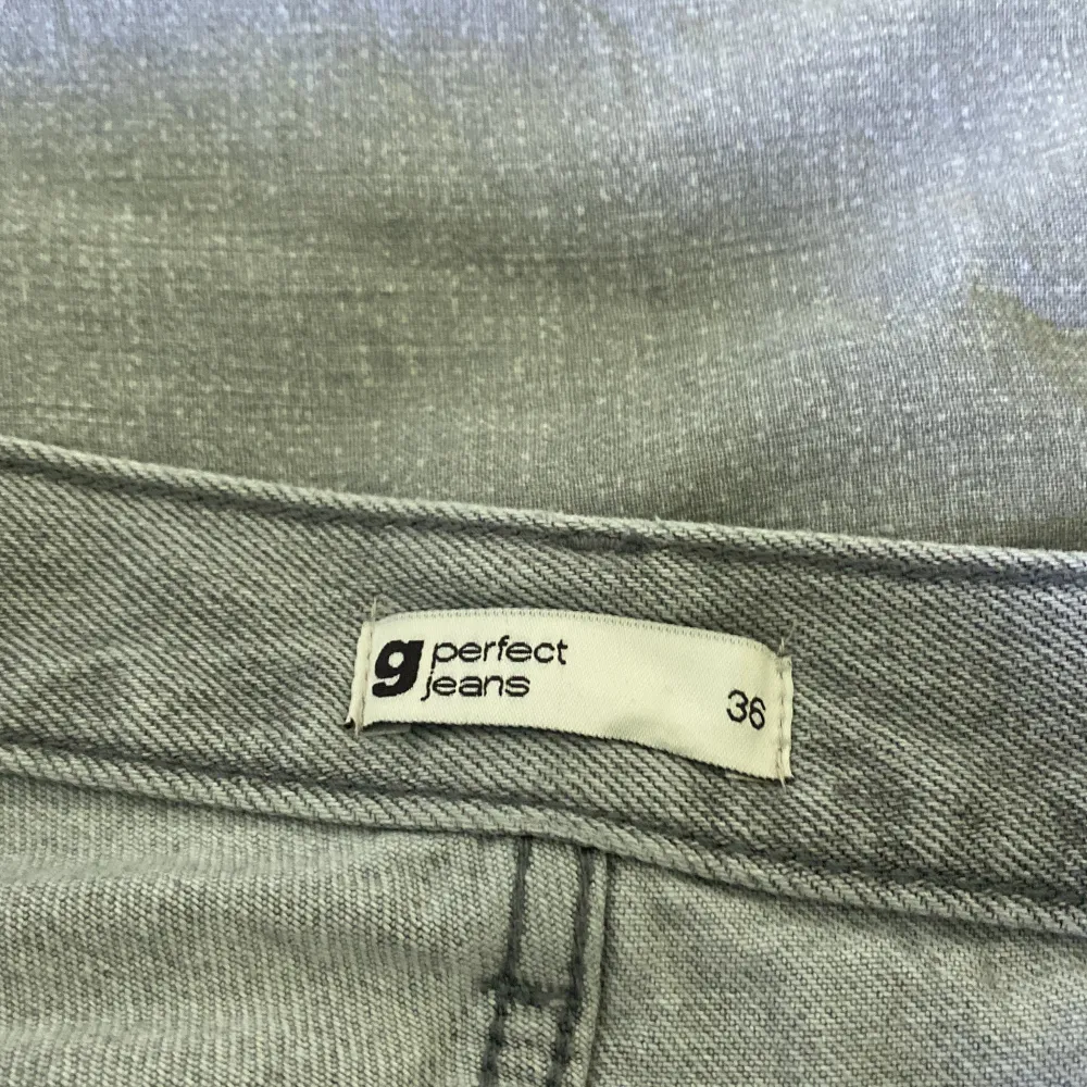 Jättesnygga lågmidjade ljus gråa jeans från Gina🤩. Jeans & Byxor.