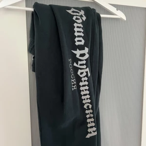 Gosha Rubchinsky sweatpants - Coola gosha mjukisbyxor i mörkgrönt. Super sköna och fräscha. Har en blekningsfläck på rumpan annars fina.