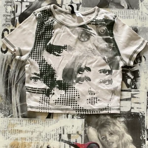 Crop top - Jag säljer pga andvänder inte, har andvänt 2 ggr (kommer ny tvättad) köpte för 99-149 kronor (kommer inte ihåg)