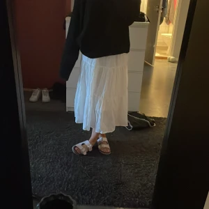 Vit lång kjol - Knappt använd så den är som i nyskick! Den har även dubbla tyger så den är inte genomskinlig💗storlek S men passar mig som har XS då den är stretch i midjan