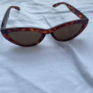 Cat eye solglasögon i brunt sköldpaddemönster från weekday. Använda ett fåtal gånger och i bra skick. 