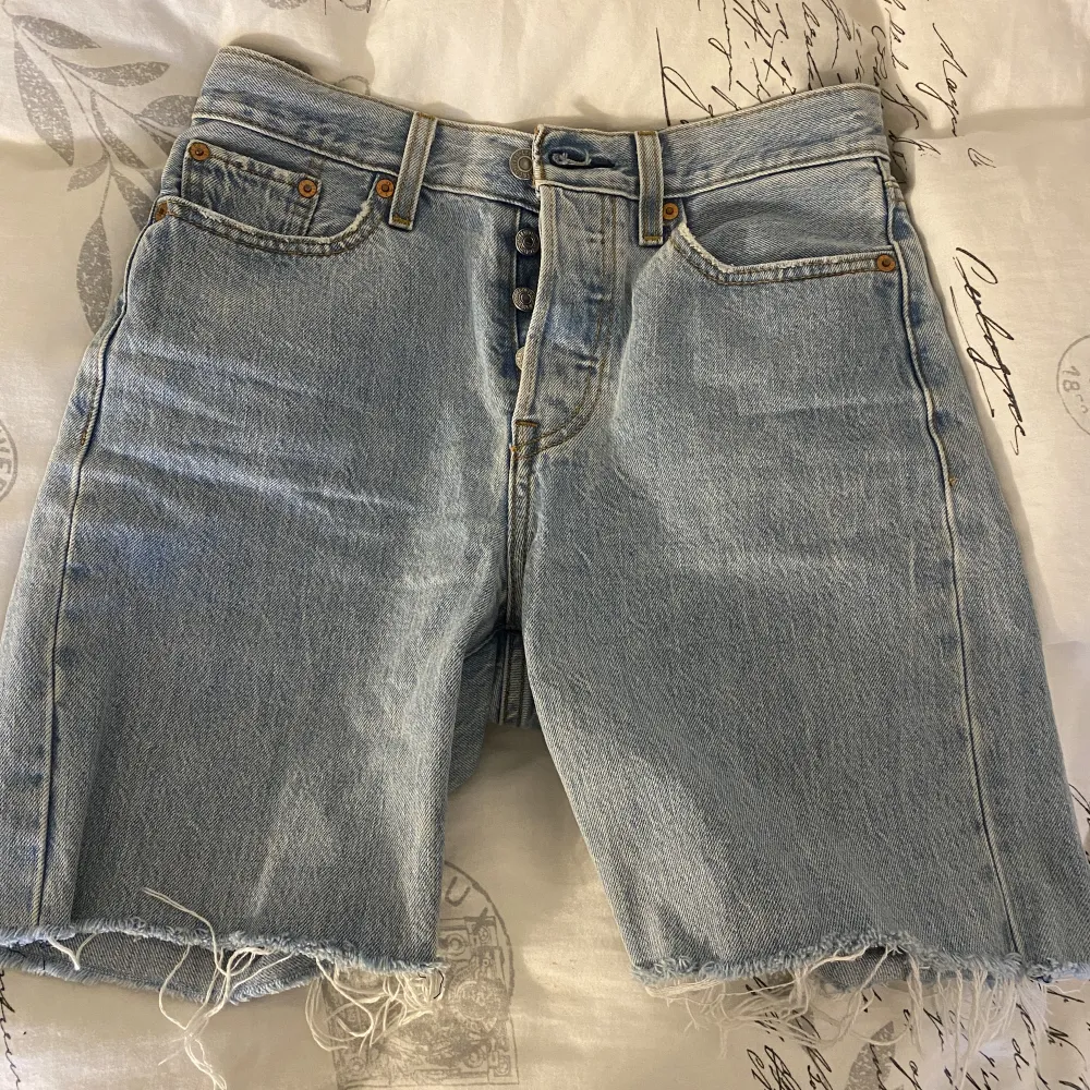 Levis jeansshorts, säljer då de tyvärr är för små 💗💗. Shorts.