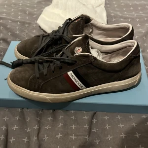 Mocler skor - Moncler Monaco sneaker. Äldre modell i grå mocka, strl 42,5.  Bra skick går att snygga till. Snabb affär lägre pris. 