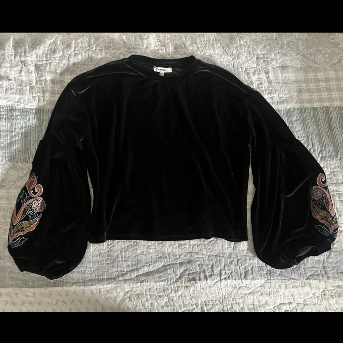 Sammet tröja med brodyr