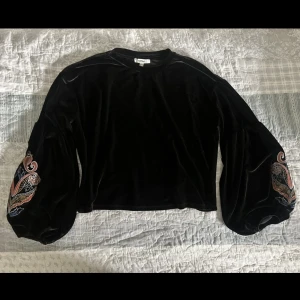 Sammet tröja med brodyr - Sammets tröja med brodyrtryck på ärmarna. Ballongärm, stl S/M men den är inte tight så skulle nog passa L också