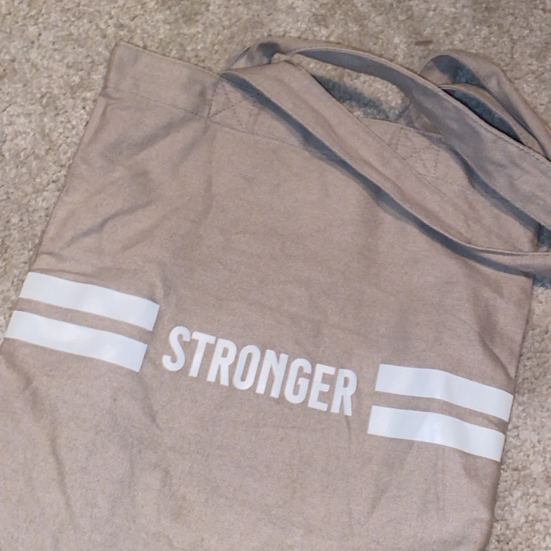Stronger tygväska🤍🩶