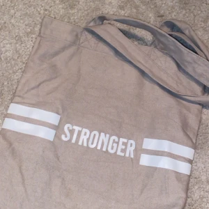 Stronger tygväska🤍🩶 - Säljer denna ljusgråa stronger tygväska som aldrig använts. Säljs pågrund av att jag använder en annan tygväska. Super bra kvalitet och passar bra till allt.
