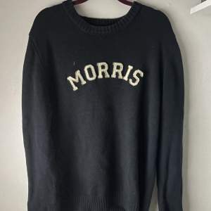 Tja! Säljer min snygga Morris tröja i färgen mörk blå! Den är storlek L men lite liten i storleken så skulle mer säga M Skriv dm för fler frågor!☺️