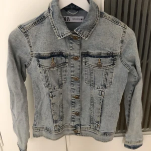 Ny Snygg jeansjacka! - Snygg jeansjacka från Zara. Ny och Använd endast en gång. Storlek XS💕