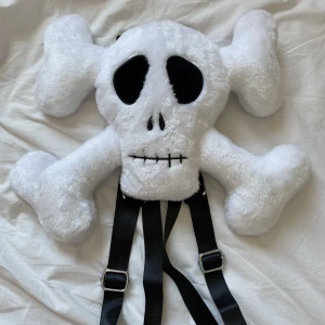 Emo ryggsäck  - Ryggsäck med döskalle motiv, har så man kan få plats med mobil och typ läppglans. 