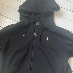 Polo ralph lauren zip hoodie - Säljer denna snygga zip hoodien som är köpt för 1800kr i vintras då jag vuxit ur den. Den är sparsamt använd och inga tecken på användning. Cond9/ 9,5 av 10