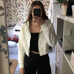 Croppad zip-hoodie - En vit croppad zip-hoodie med fickor från Shein i storlek M, kostade 239kr som ny 🤍Knappt använd och i bra skick 🤍 Säljer för att den inte kommer till användning 🤍