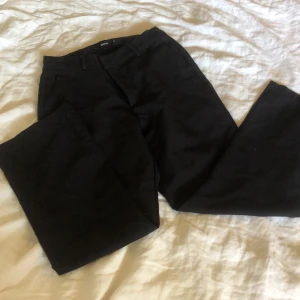 Kostymbyxor  - Kostymbyxor från bikbok. Passar någon som är S-M eftersom bikboks storlekar är så konstiga. Sydda för att passa någon under 160.