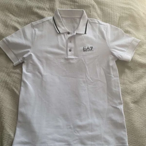 EA7 piké  - Hej nu säljer jag min jättefräscha piké från EA7. Perfekt nu inför sommaren. Storlek S, helt ny och inga flaws. Endast provtestad. Original pris 1100, jag säljer för 699. Hör av dig vid minsta funder!🙌🏼