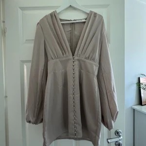 Klänning - Säljer min fina begia klänning från NA-KD då den inte kommer till så mycket användning!! Använd en gång✨ 