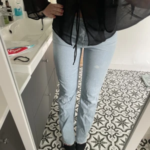 Raka jeans med slitts - Fina sköna Jens från nakd, andvända några få gånger. Storlek 38 men känns lite mindre skulle jag säga. Skriv om du har några frågor eller vill ha fler bilder😊😜