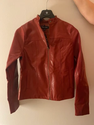 Röd läder jacka  - Jättefin läderjacka nu till våren