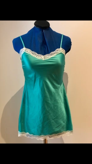 NY oanvänd GUESS topp - GUESS topp Oanvänd  Storlek: 34 Färg : turkos   Djur och rökfritt hem