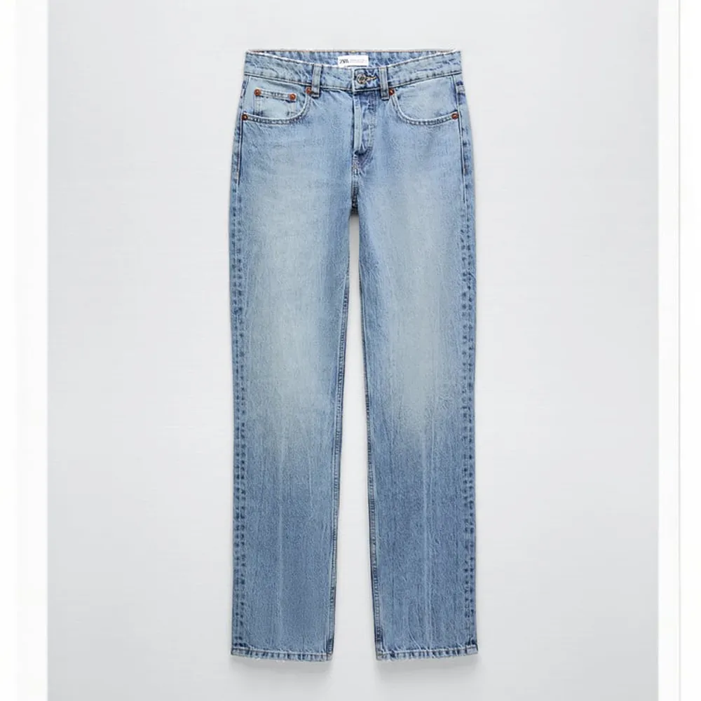 Jättefina jeans med låg midja från zara. Får ingen användning av dom då de blivit för små!!. Jeans & Byxor.