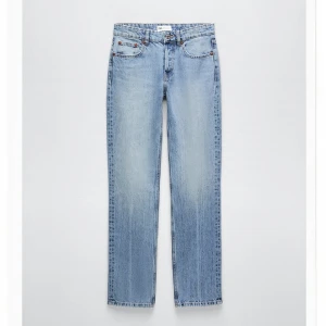 Lågmidjade jeans - Jättefina jeans med låg midja från zara. Får ingen användning av dom då de blivit för små!!