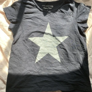 Star tshirt - Säljer igen eftersom den förra personen som köpte den skickade tillbaka den!! Inte helt säker vad jag vill sälja den för än dock 🤭