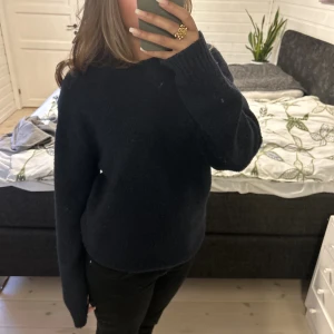 Stickad tröja - Mysig stickad tröja från Zara! Mörkblå stl L passar mig som på bilden som brukar ha M❣️
