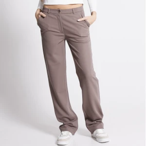 Bruna lågmidjade kostymbyxor - Bruna lågmidjade kostymbyxor från lager 157. Storlek Xs 130kr eller bud