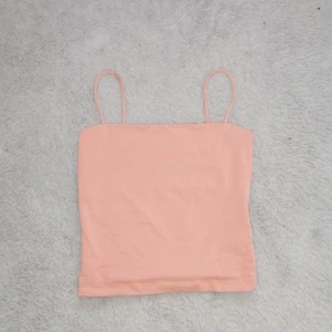 Gina Tricot linne - En Gina Tricot linne som är i storlek xs. Använd fåtallgånger. Är typ en magtröja. Du står för frakten själv. Jag tar swish.