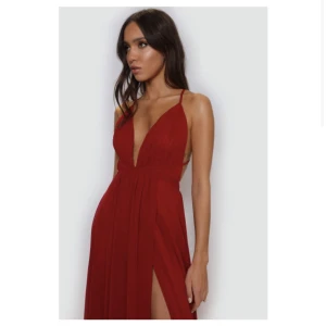 Balklänning  - Röd balklänning från youmefashion. Använd en gång på bal inte tecken på användning, nypris 1900kr