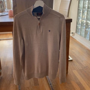 Morris 1/4 zipup - Säljer nu min beige Morris 1/4 zip up. Väldigt varsamt använder i bra skick. Är i st M men mer åt S hållet. Hör av dig vid frågor samt bud 