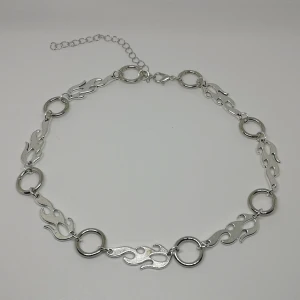 Choker/halsband ~flammor~ - Choker/halsband gjort/designat av av mig. Nytt/oanvänt. Längd: Ca 35 cm + ca 9 cm extra länk. (frakt: 15 kr för frimärke) 