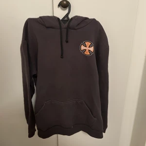 Hoodie - Grå hoodie, storlek 16 men är som storlek s/xs. Köpt i Argentina så finns inte att köpa i Sverige💗