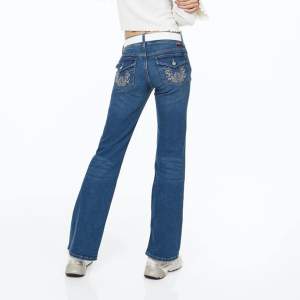 Low waisted jeans från hm i superbra skick!💐💕