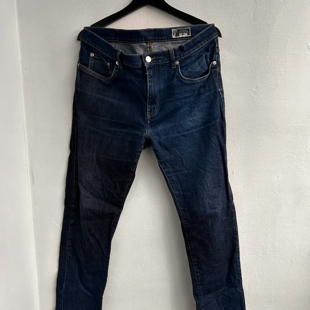 Versace herr jeans SLIM.  STRL W:31 L:32 Hämtas i Helsingborg.  Mycket fint skick då dom bara är använda ett fåtal gånger  Nypris 2700kr  Vid snabb affär 880kr. Jeans & Byxor.