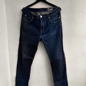 Versace herr jeans SLIM.  STRL W:31 L:32 Hämtas i Helsingborg.  Mycket fint skick då dom bara är använda ett fåtal gånger  Nypris 2700kr  Vid snabb affär 880kr
