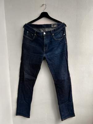 Versace herr jeans SLIM.  STRL W:31 L:32 Hämtas i Helsingborg.  Mycket fint skick då dom bara är använda ett fåtal gånger  Nypris 2700kr  Vid snabb affär 880kr