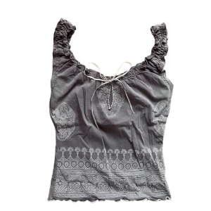 fin vintage topp  - super söt topp (den är grön inte grå). Köparen står för frakt. Använd gärna ”köp nu”. 💓