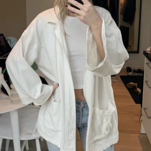 Sommarjacka  - Vit Sommarjacka från NAKD. Fickor där fram samt krage som på en kavaj! Vida ärmar. Fint skick! 