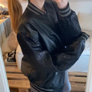 Glitter bomberjacka  - Bomberjacka i fejkläder med paljetter på ärmarna 🪩❤️‍🔥 Köpt på Asos herr i storlek xs men är oversized Använd typ 2 gånger och ser ut som nyskick.