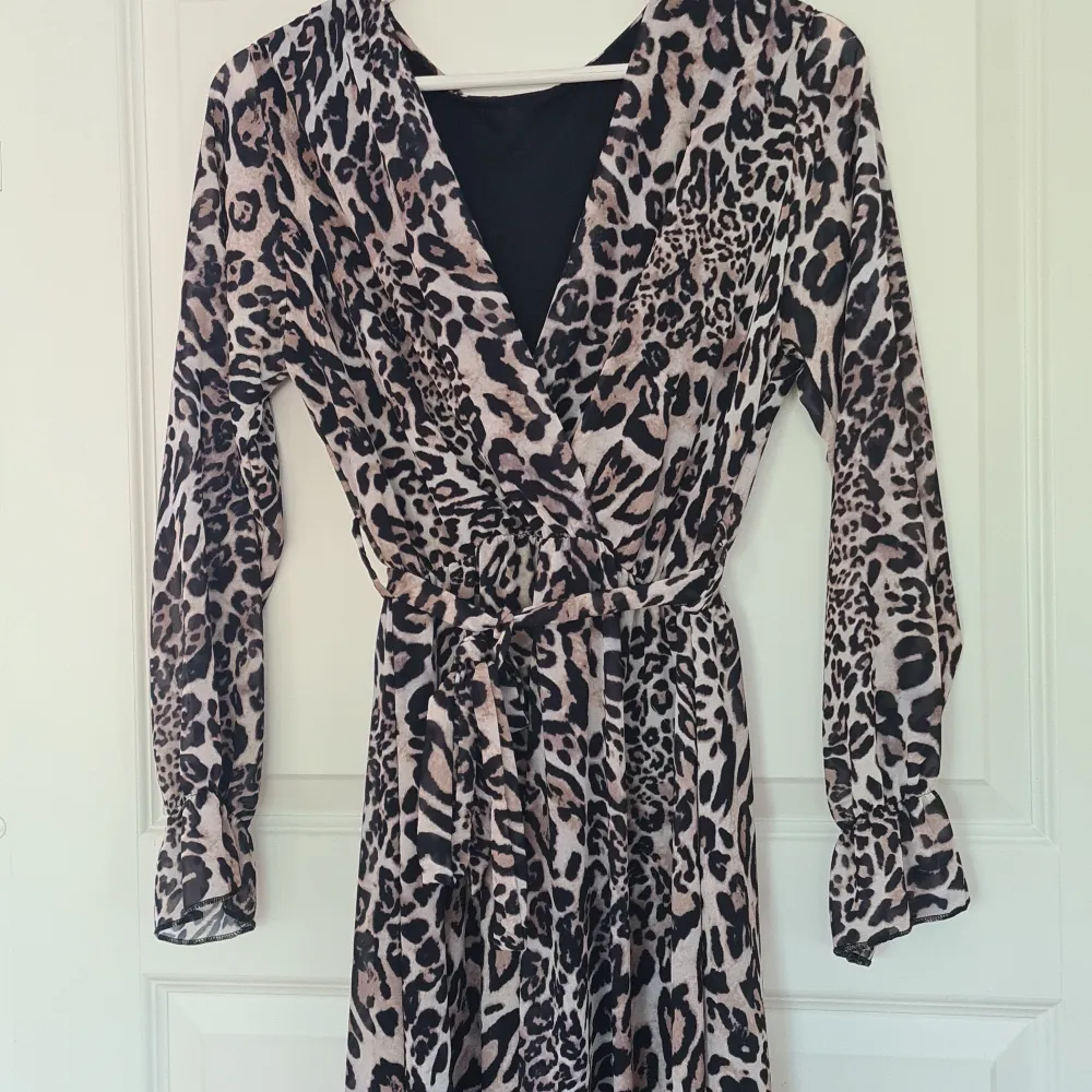 Snygg långklänning i leopard mönster :). Klänningar.