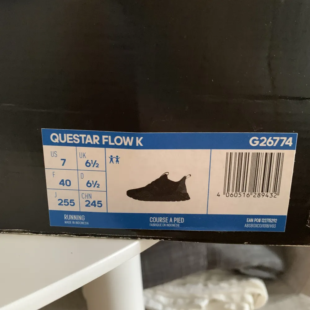 Säljer helt oanvända skor från Adidas. Skorna heter ”Questar Flow K” och är i storlek 40. . Skor.