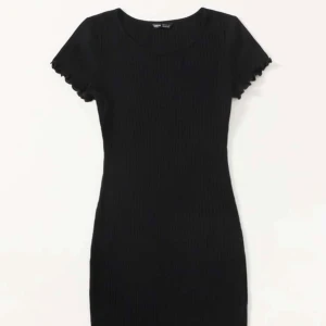 Ribbad klänning - Ribbad t-shirtklänning från shein. För kort för mig som är 175cm. Aldrig använd